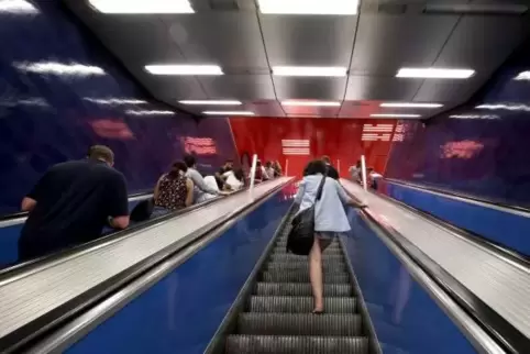 Rolltreppen sind einer der beliebten Tatorte bei Spannern, die mit dem Handy Fotos machen. Foto: dpa
