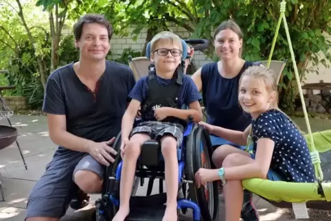 Im heimischen Garten in Berghausen: (von links) Tobias, Jakob, Claudia und Emma Mentzel.  Foto: Lenz