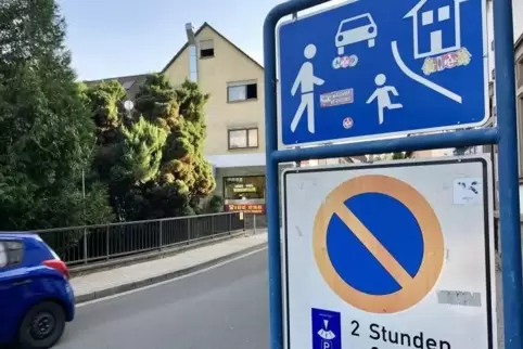 Oft zu schnell: Eigentlich ist der Ortskern von Winnweiler eine Spielstraße. Doch viele Autofahrer halten sich nicht daran, so d