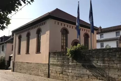 Das 1853/54 erbaute und von der jüdischen Gemeinde 1936 auf massiven Druck hin veräußerte Synagogengebäude in der Bahnhofstraße 