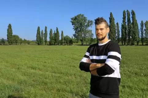 Benjamin Fischer auf der Purzelmarktwiese, auf der das ganz besondere Volksfest gefeiert wird.