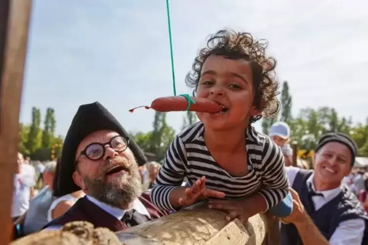 Einer der Wettbewerbe, die seit mehr als f&uuml;nf Jahrhunderte gepflegt werden, ist das Wurstschnappen auf dem Rollbalken.