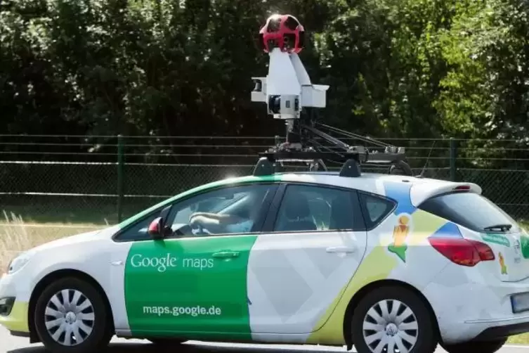 Das Google-Auto erkennt man an der Aufschrift auf der Tür und vor allem an der kugelförmigen Kamera auf dem Dach. Das Foto entst