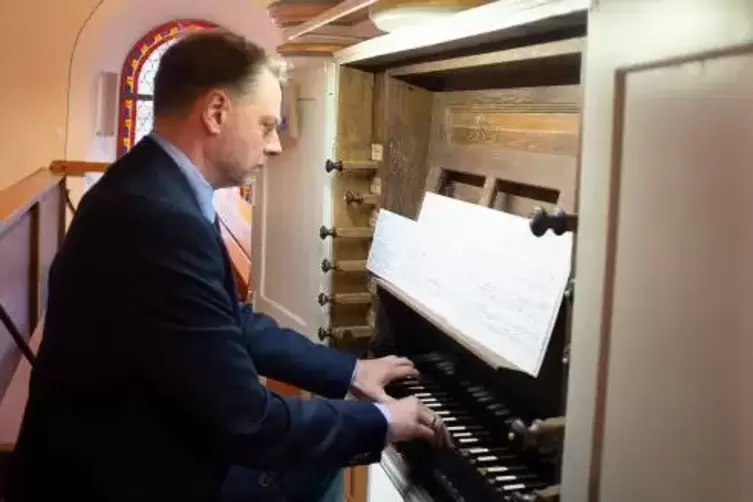Michael Kaufmann spielt auf der Bobenthaler Ubhaus-Orgel.