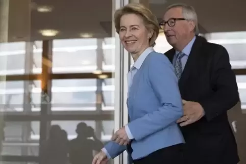 Jetzt geht sie voran: Die neue EU-Kommissionspräsidentin Ursula von der Leyen mit ihrem Vorgänger, dem Luxemburger Jean-Claude J