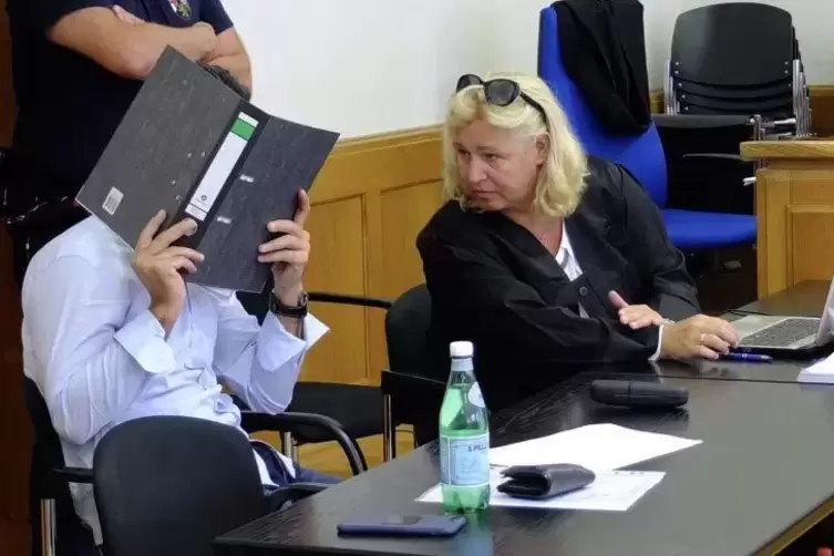 Der 36-jährige Angeklagte – hier mit Anwältin Katja Kosian am ersten Verhandlungstag – soll seine Frau mit einem Hammer attackie