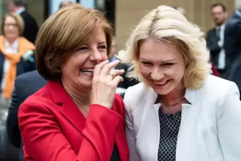 Herzlich lachen, hart arbeiten: Dieser Devise folgen die SPD-Ministerpräsidentinnen von Rheinland-Pfalz, Malu Dreyer (links), un