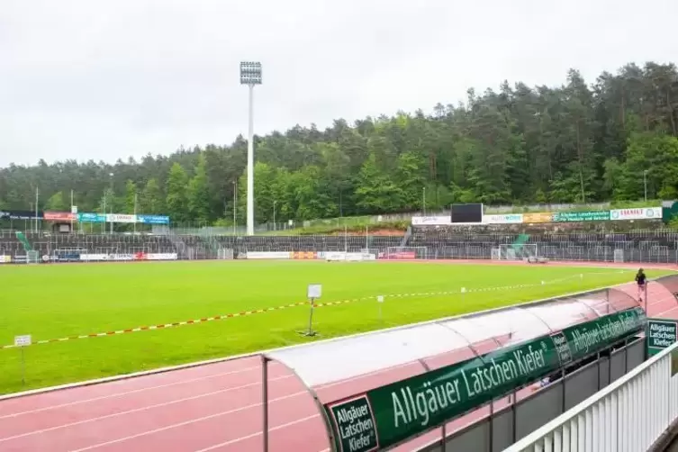 Hoher Investitionsbedarf: Das Waldstadion in Homburg ist nicht gerade auf der Höhe der Zeit. Für die Zuschauer-Stehränge auf der