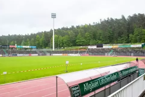 Hoher Investitionsbedarf: Das Waldstadion in Homburg ist nicht gerade auf der Höhe der Zeit. Für die Zuschauer-Stehränge auf der