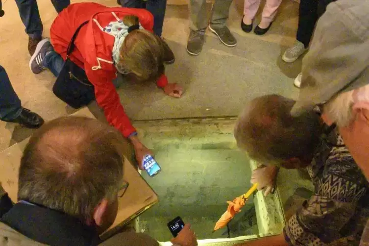Die Besucher durften einen Blick in die Gruft werfen.