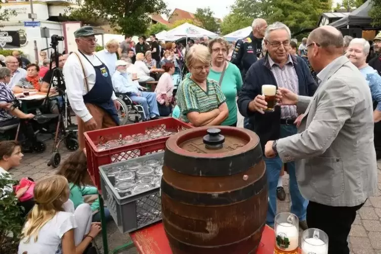 Mit Bier vom Fass wird am Freitag wieder die Eröffnung des Tabakdorffests gefeiert.
