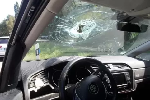 Die Flasche durchschlug die Frontscheibe: Der Autofahrer erlitt dabei Schnittverletzungen am Arm und im Gesicht.
