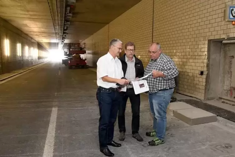 In der Nordröhre des Fehrbachtunnels von links: Richard Lutz (LBM), Gerald Flohr Projektleiter und Elmar König , Bauüberwachung.