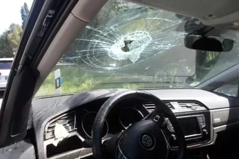 Die Flasche durchschlug die Frontscheibe: Der Autofahrer erlitt dabei Schnittverletzungen am Arm und im Gesicht.