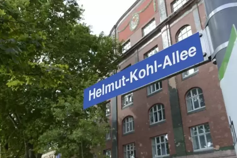 Es war schon alles vorbereitet 2017: Aus der Rheinallee sollte die Helmut-Kohl-Allee werden.