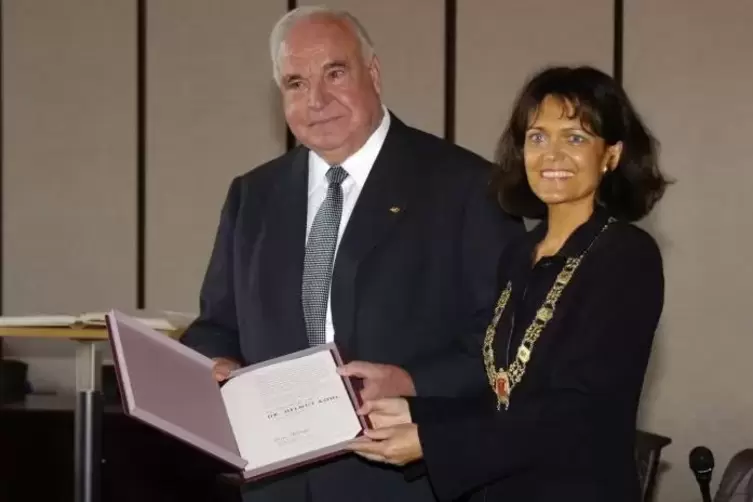 2005: Helmut Kohl mit der damaligen Oberb&uuml;rgermeisterin Eva Lohse bei seiner Ernennung zum Ehrenb&uuml;rger Ludwigshafens.