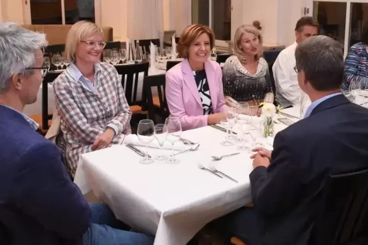 Gut gelaunt beim Essen im Turmrestaurant: Ministerpräsidentin Malu Dreyer.