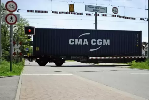 Im Norden der Stadt sind viele Güterzüge von und zur BASF unterwegs. Das Bild stammt von einem Bahnübergang bei Edigheim und Opp