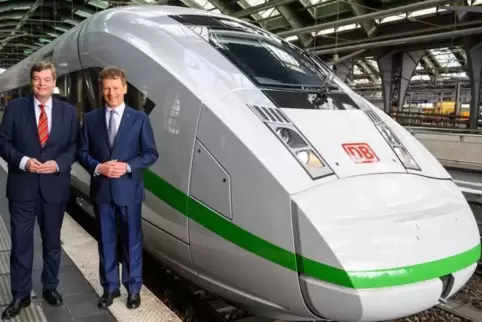 Grüner Streifen statt roter Streifen: Bahnchef Richard Lutz (rechts) und Staatssekretär Enak Ferlemann (links), stellten am Dien