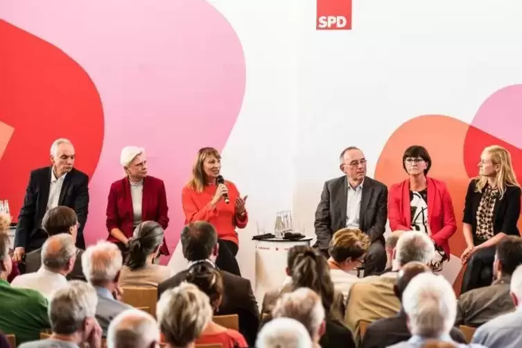 Die Kandidaten für den SPD-Vorsitz stellten sich in Nieder-Olm den Fragen der Parteimitglieder. 