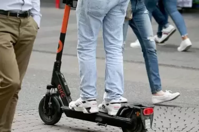 Ein E-Scooter in Gebrauch.