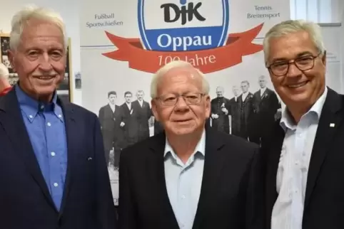 Sind stolz auf ihre DJK: Willibald Cornelius, Ehrenvorsitzender Wolfgang Wendel und Vorsitzender Joannis Chorosis (von links).