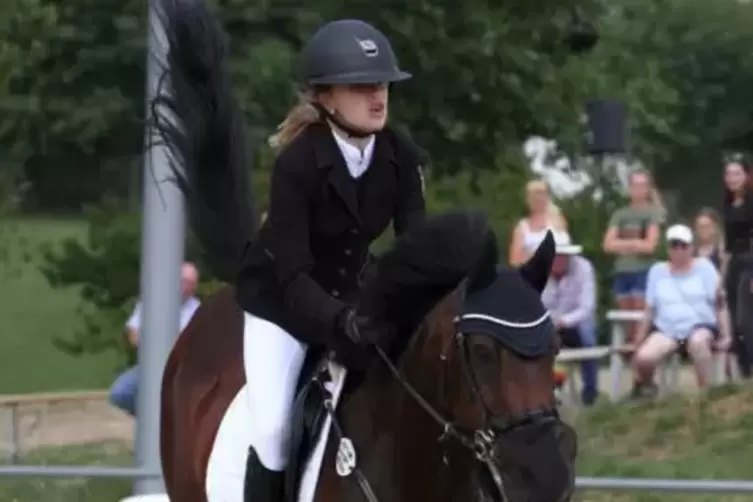 Charlotte Stuppi mit Pferd Asterix.
