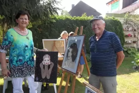 Eva Maria Krupp richtet Malertreffen im Garten aus.