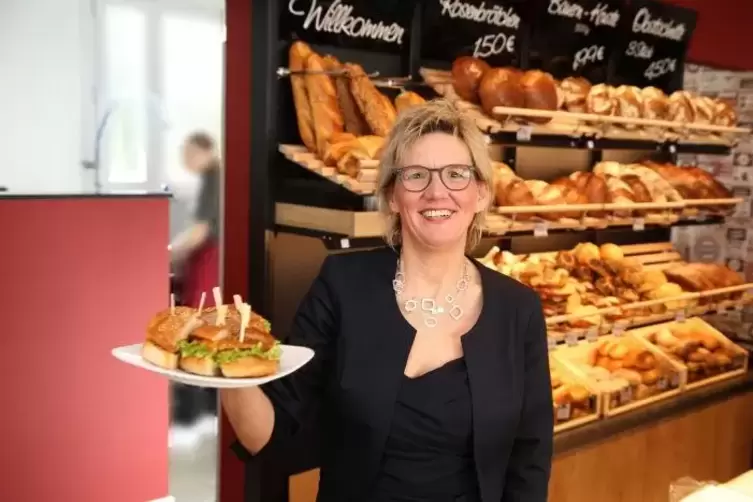 Ein stolzer Tag für Katja Harth: Sie hat gerade ihr eigenes Café eröffnet und sich damit einen Kindheitstraum erfüllt.
