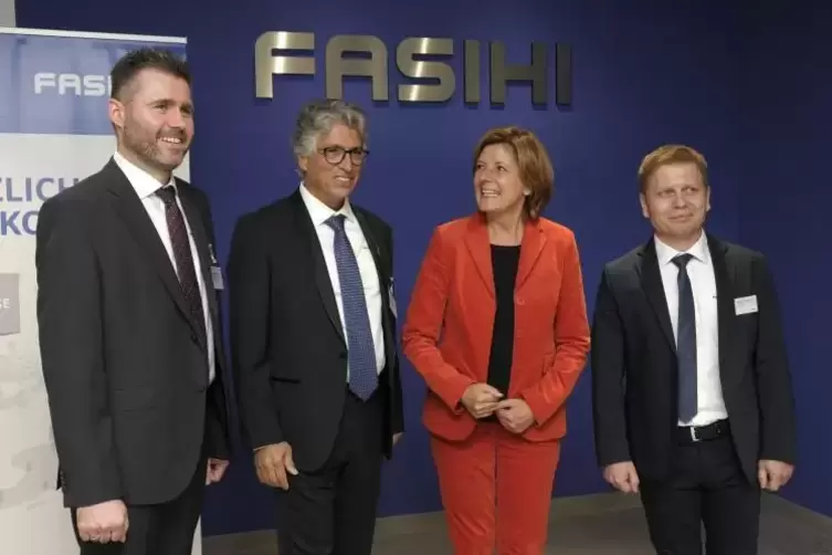 Malu Dreyer gratulierte den Gesch&auml;ftsf&uuml;hrern Saeid Fasihi (Zweiter v. links) und Rolf Lutzer (rechts) zum Erfolg. Links: Werner 