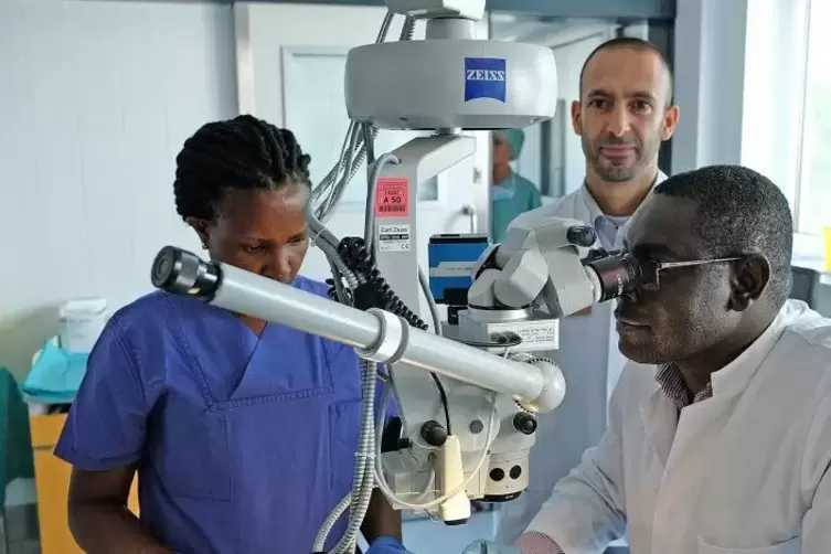 Der Augenarzt Ben Dan Bwonja (rechts) und Operationsschwester Victoria Nalweyiso bilden sich zurzeit in Homburg bei Uni-Oberarzt