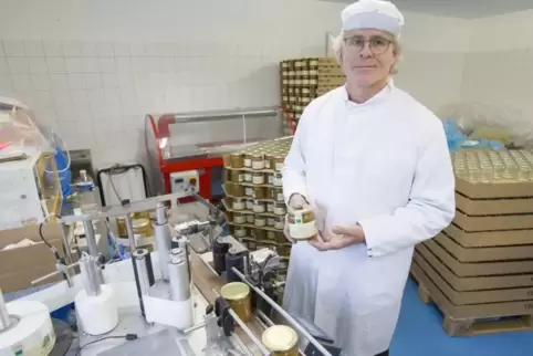 Imker Jan-Dirk Bunsen aus Heiligenmoschel vermittelt seinen Beruf mit Freude und Erfolg an junge Leute.