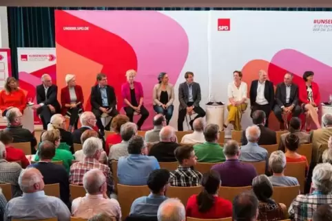 Elf Kandidaten (von links): Petra Köpping, Dierk Hirschel und Hilde Mattheis, Ralf Stegner und Gesine Schwan, Nina Scheer und Ka