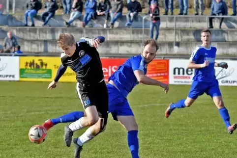 Sebastian Stanjek (links) war bis Mai Kapitän des SC Hauenstein, legte dann eine Fußball-Pause ein.