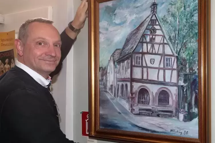 Das Alte Rathaus im Alten Schulhaus: Jochen Hauptmann vom Heimat- und Museumsverein zeigt ein Exponat der neuen Ausstellung.