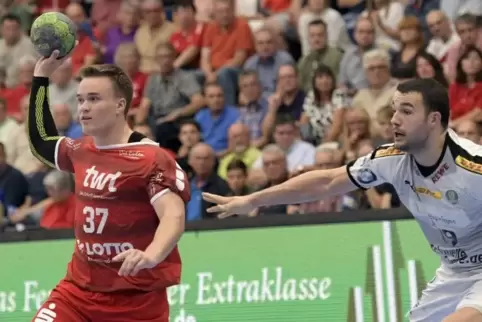 Gut drauf: Max Neuhaus im Spiel der Eulen gegen Leipzig. Rechts : Bastian Roscheck.