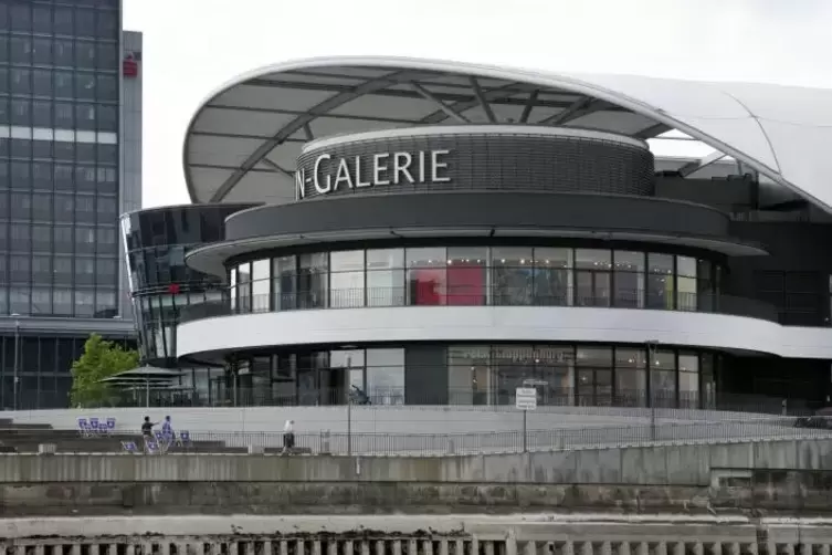 Die Rhein-Galerie vom namensgebenden Fluss aus fotografiert.