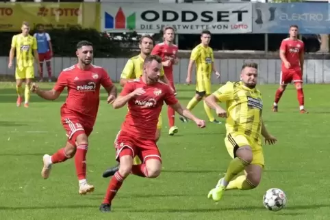 Die Null steht: Pascal Thiede (rechts) vom FV Dudenhofen im Heimspiel gegen Diefflen.