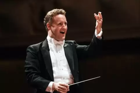 Michael Francis stand erstmals in seiner Funktion als Chefdirigent am Pult der Staatsphilharmonie.