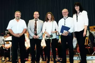 Der Musikvereins-Vorsitzende Michael Hörner mit dem scheidenden Dirigenten Steven Krüger, den Geehrten Tanja Schneider und Herbe