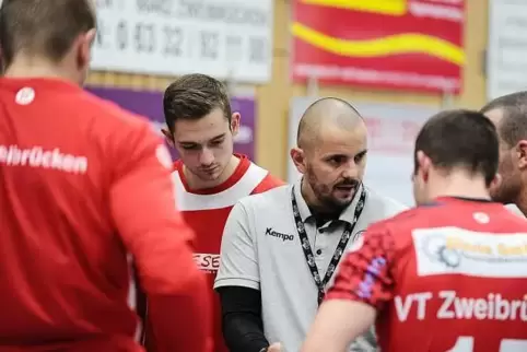 VTZ-Trainer Danijel Grgic (graues Shirt) bei einem vergangenen Heimspiel gegen Worms.