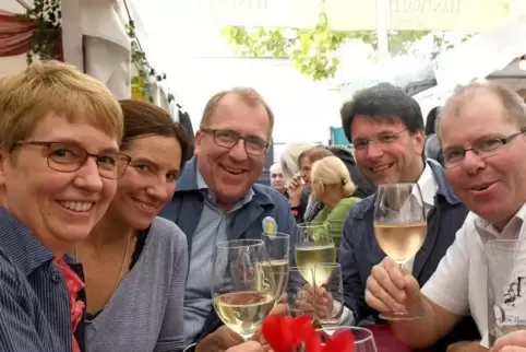 Prost auf die 50 (von rechts): Jürgen Oberholz, Christoph Glogger, Torsten Bechtel, Claudia Franck und Dagmar Schindler-Nickel