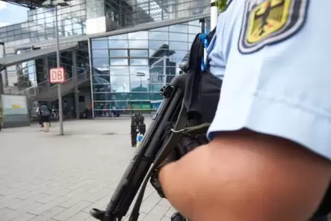 Ein Bundespolizist soll einen bereits festgenommenen Mann geschlagen und getreten haben.