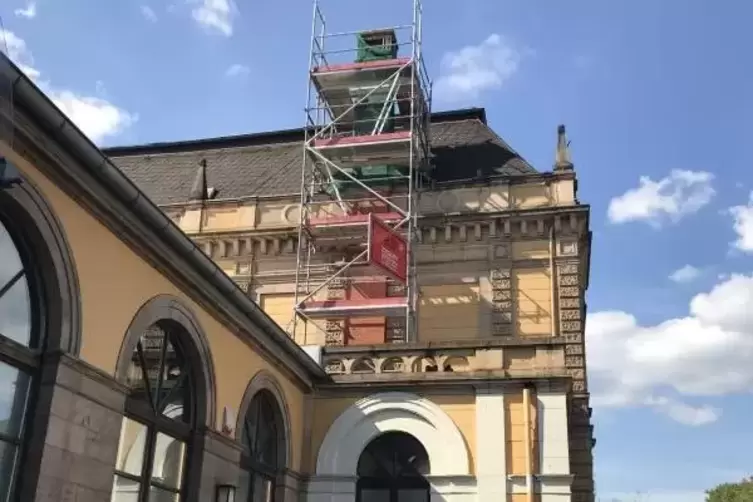 Das Ger&uuml;st k&uuml;ndigt die Kaminsanierung an.