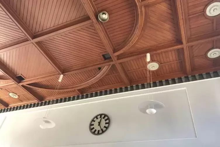 Die sanierte Decke der Bahnhofshalle.