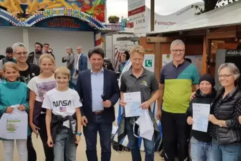 Bürgermeister Christoph Glogger überreicht Urkunden für die besten Teams.