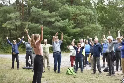 Vor und während der Wanderung zeigten die Wanderführer den Teilnehmern Dehnübungen, die sie auch zuhause wiederholen sollten.