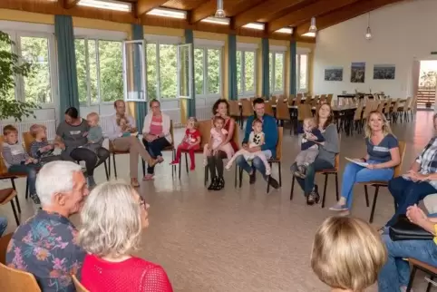 im Stuhlkreis lernen Eltern und potentielle Leih-Großeltern sich kennen.