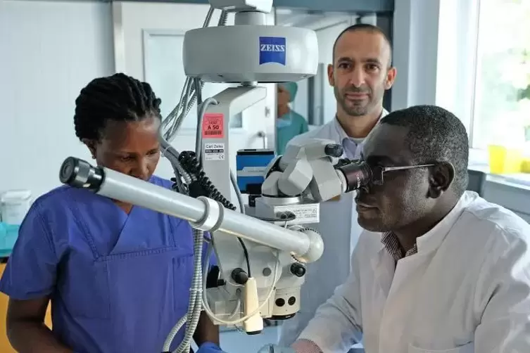 Der Augenarzt Ben Dan Bwonja (rechts) und die Operationsschwester Victoria Nalweyiso bilden sich zurzeit in Homburg bei Uni-Ober