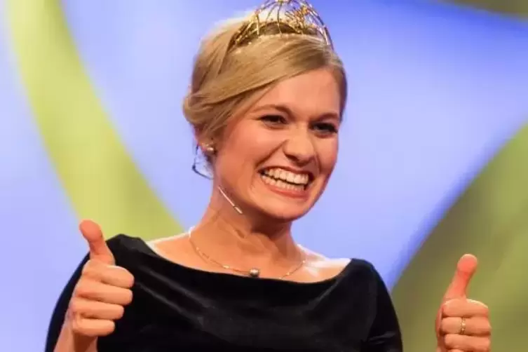 Carolin Kl&ouml;ckner nach ihrer Wahl zur Weink&ouml;nigin im September 2018.  Foto: DPA